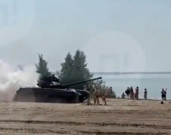 Tenk ruske vojske uletio na plažu među ljude