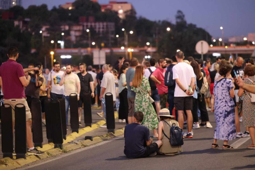 Učesnici protesta blokirali Gazelu u oba pravca