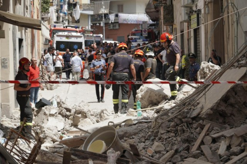 Srušila se zgrada u predgrađu Napulja (VIDEO)