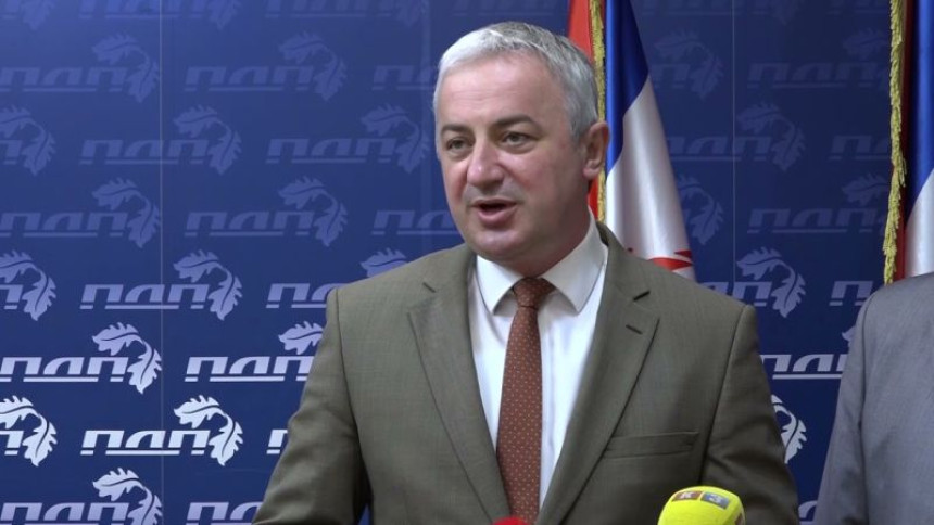 Borenović poziva vlast: Povucite sramni zakon