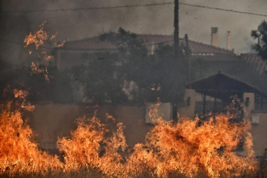 Vatrogasci u Grčkoj i danas vode borbu s požarima