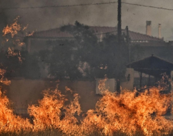 Ватрогасци у Грчкој и данас воде борбу с пожарима