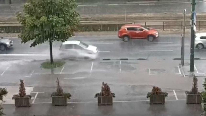 Jaka grmljavina, vjetar i kiša jutros zahvatili Sarajevo