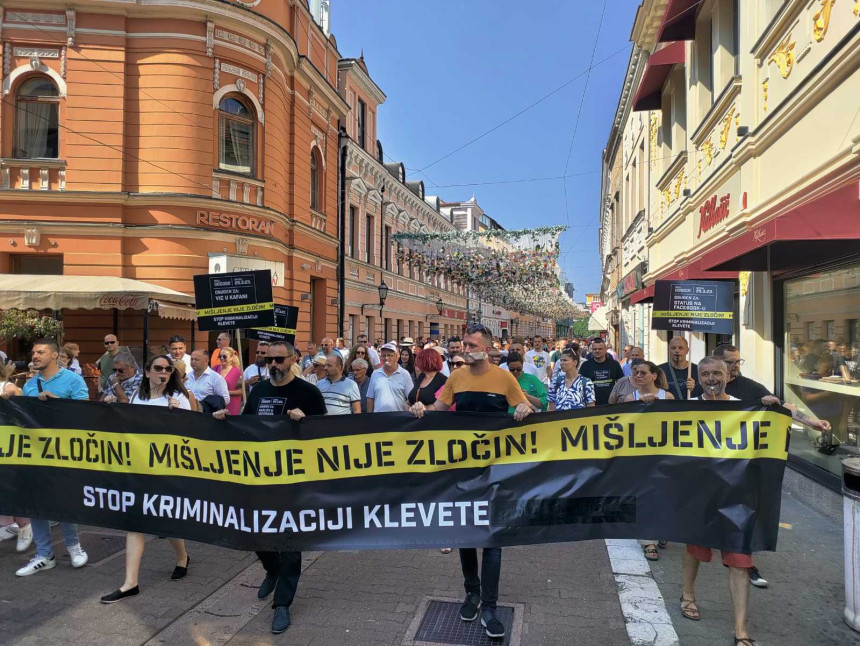 Спорни закон у Српској: Новинари НЕЋЕ поклекнути, НЕ СМИЈУ ни грађани