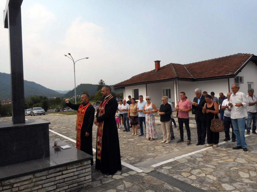 Služen parastos za 20 ubijenih Srba iz naselja Hranča