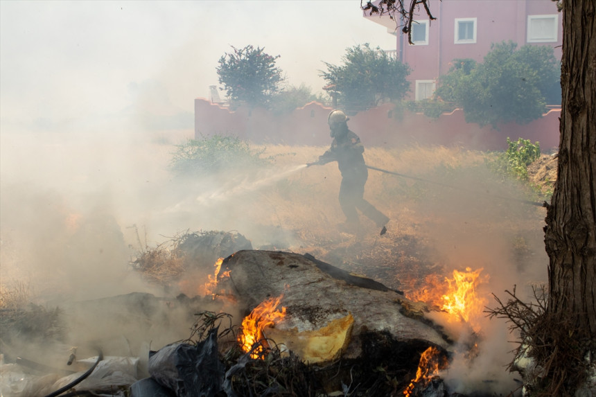 У Грчкој се срушио канадер који је гасио пожар