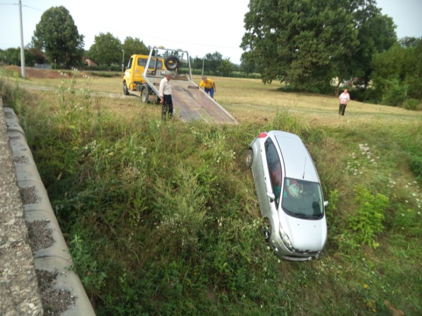 Srbac: Vozač promašio most i sletio u rječicu