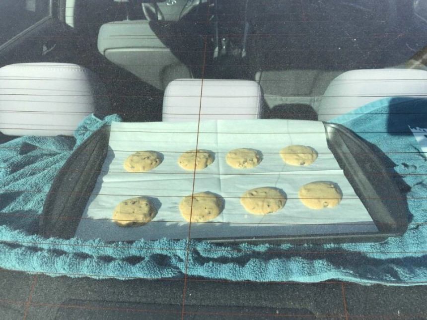 Паклене врућине: Испекли колачиће у колима (ВИДЕО)