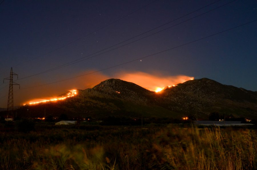 Пожар на грчком острву, становници евакуисани ноћас