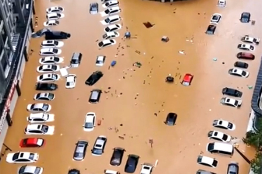Velike poplave u Kini, automobili plutaju ulicama