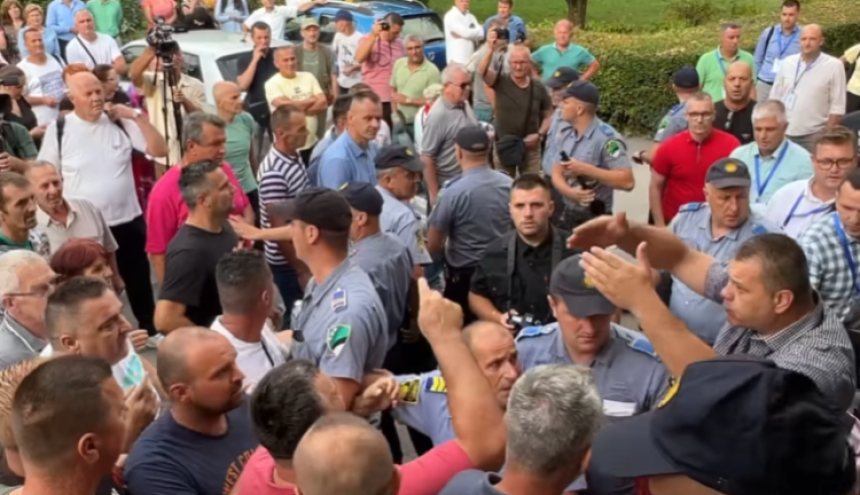Хаос у Бановићима: Избила туча пред зградом општине