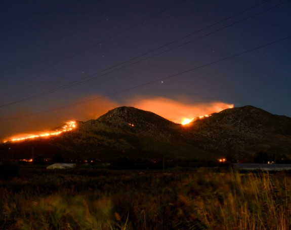 Пожар на грчком острву, становници евакуисани ноћас