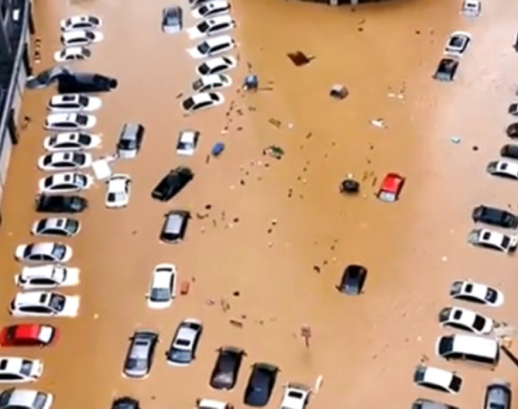 Велике поплаве у Кини, аутомобили плутају улицама