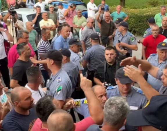 Хаос у Бановићима: Избила туча пред зградом општине