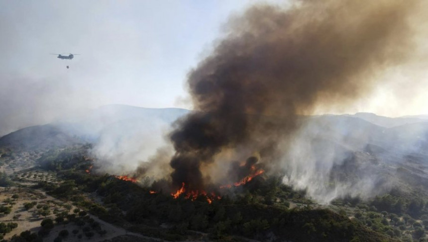 Нови пожари букте у Грчкој, укључен и хеликоптер
