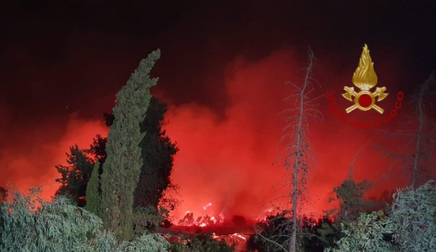 Евакуисано 600 људи због пожара на Сардинији