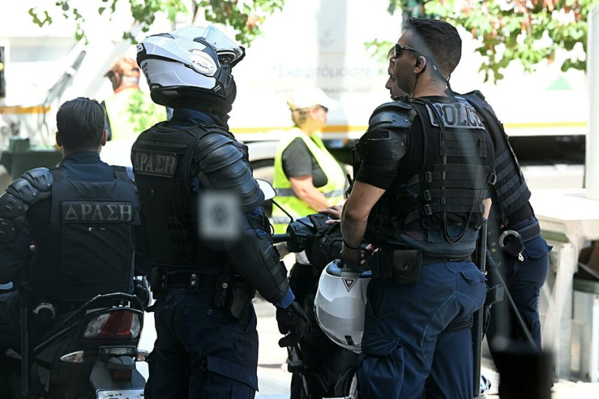 Pretresi hotela: Policija traži još 50 huligana u Atini
