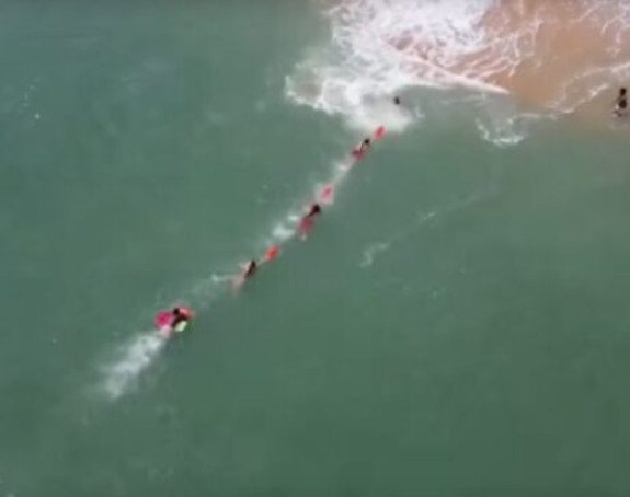 Impresivno: Lanac spasilaca u akciji izvlačenja plivača