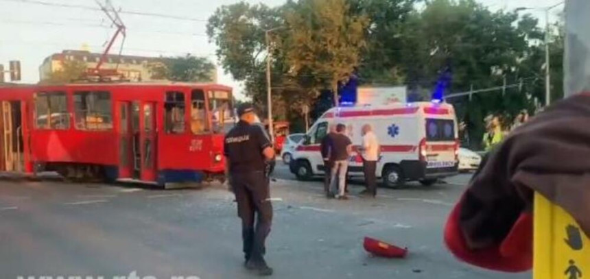 Судар аутобуса и трамваја, десет особа повријеђено
