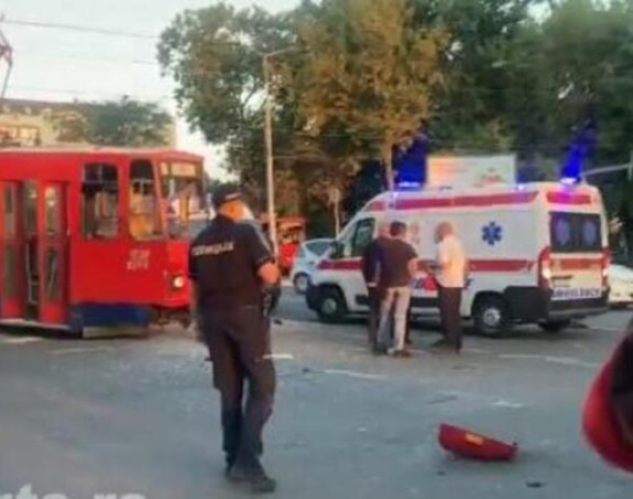 Sudar autobusa i tramvaja, deset osoba povrijeđeno
