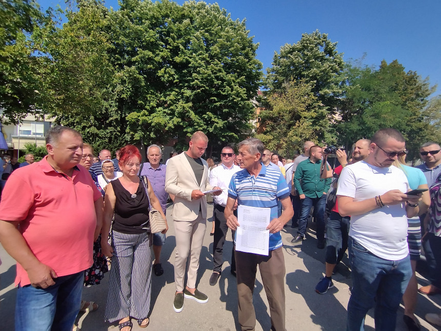 Policija zaustavila šetnju, legitimisan Stanivuković