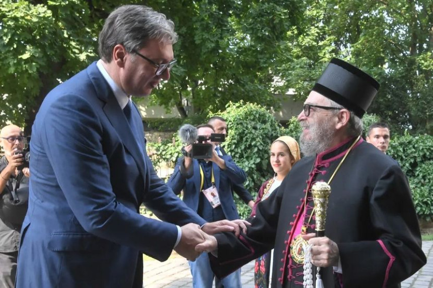 Vučić: Počastvovan sam ordenom od vladike Lukijana
