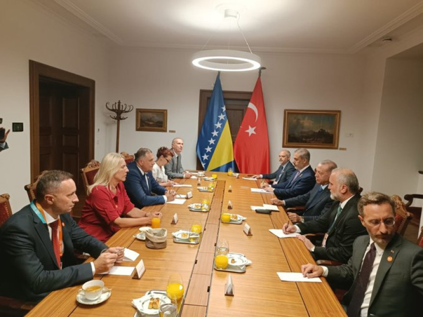 Предсједниче, гдје је "нестала" застава Републике Српске са Ердоганом?!