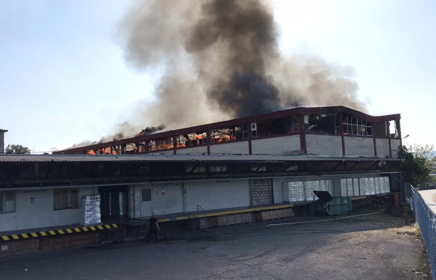Vatra progutala veći dio fabrike u Banjaluci (VIDEO)
