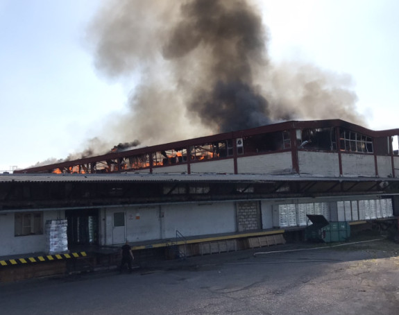 Ватра прогутала већи дио фабрике у Бањалуци (ВИДЕО)