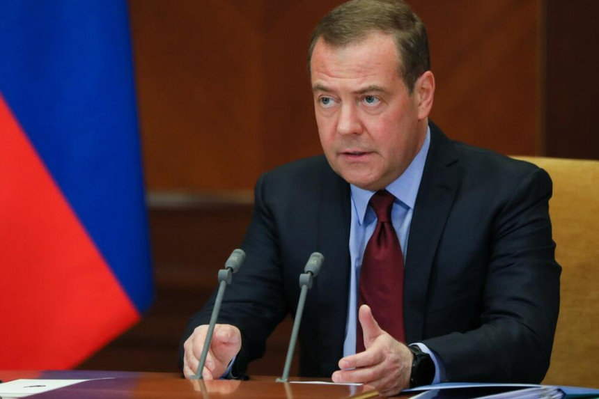 Медведев: Имамо губитке, народ гине, САД зарађују