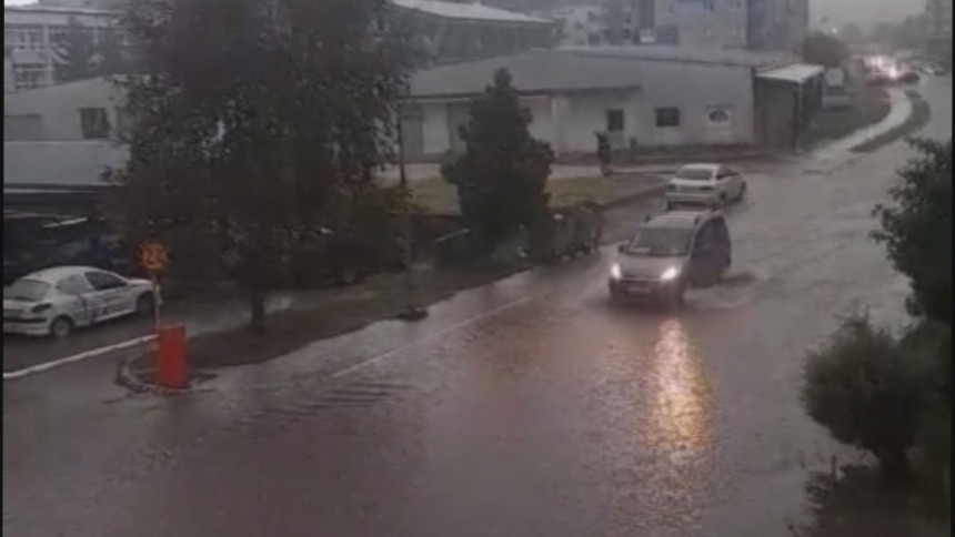 Киша потопила Добој, улице под водом (ВИДЕО)