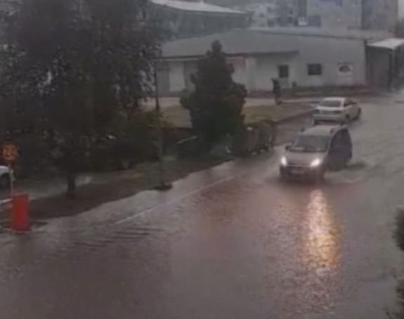 Kiša potopila Doboj, ulice pod vodom (VIDEO)