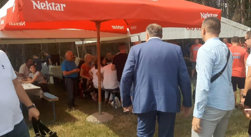 Uz negodovanje, zvižduke i povike "uaaa" Dodik izviždan u Borogovu kod Zvornika- VIDEO