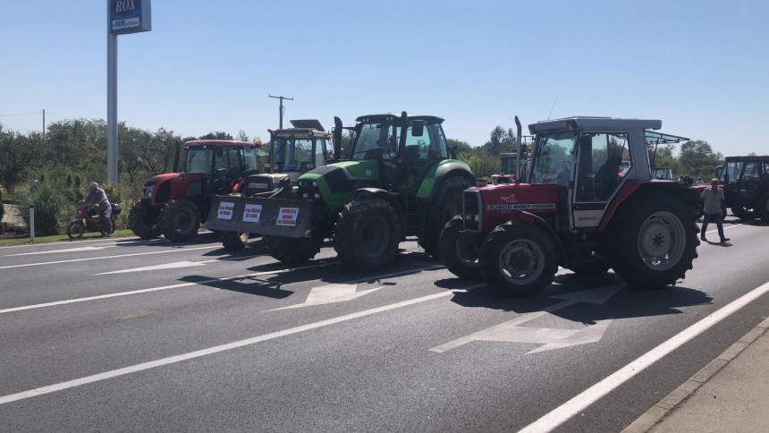 Poljoprivrednici FBiH blokirali put Orašje - Tuzla