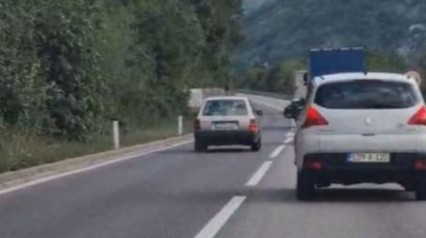 Опасно претицање између Мостара и Јабланице (ВИДЕО)