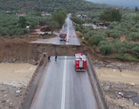 Снимци показују размјере катастрофе у Грчкој (ВИДЕО)