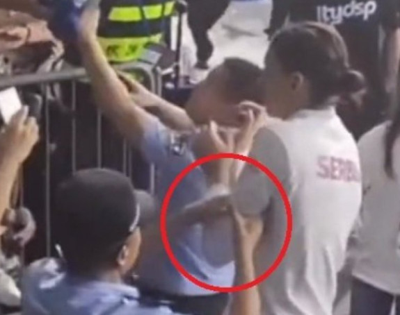 Kako je policajac zgrabio Tijanu Bošković za ruku
