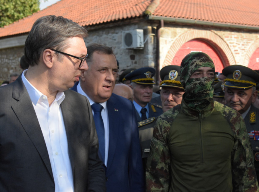 Vučić sa Dodikom obilazi naoružanje Vojske Srbije