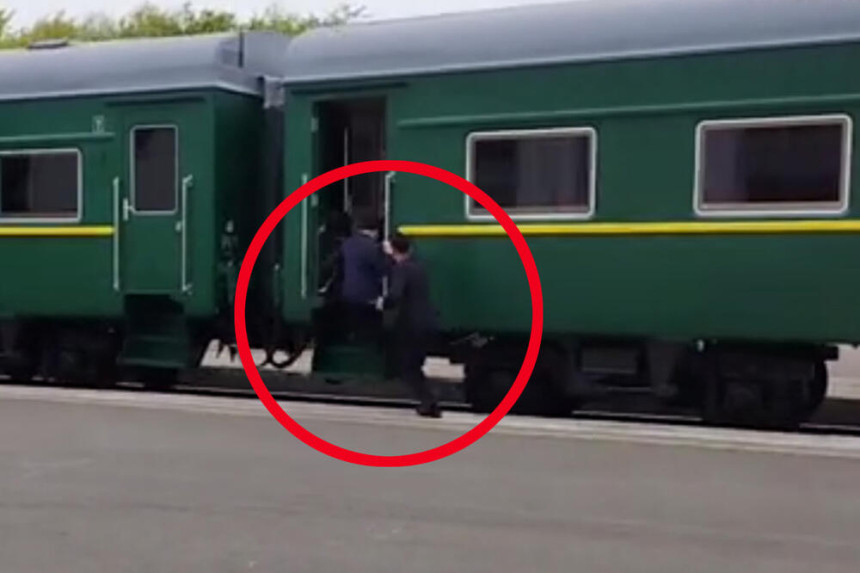 Pogledajte kako Kimova pratnja uskače u voz