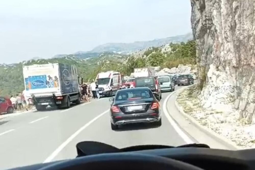 Autobus sletio u provaliju na putu Cetinje - Budva