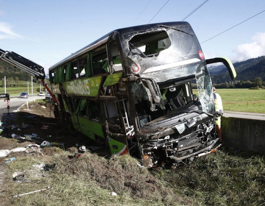 Autobus sletio sa puta, 46 osoba povrijeđeno