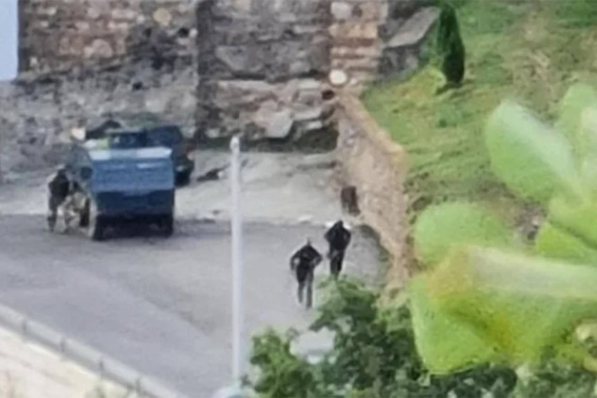 Упали маскирани и наоружани у двориште манастира