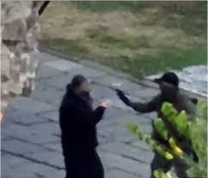 Naoružana osoba uperila pištolj u svešteno lice