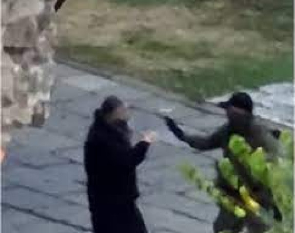Naoružana osoba uperila pištolj u svešteno lice