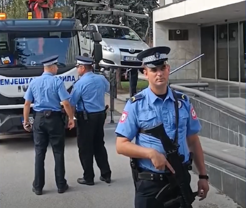 Полиција са дугим цијевима уклонила Вукановићев ауто