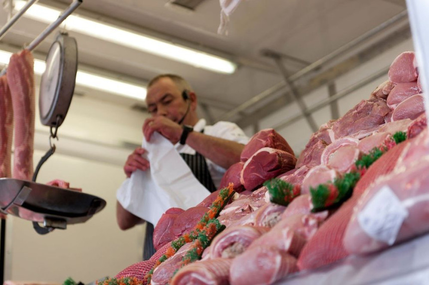 Šokantno svjedočenje radnika marketa: Pokvareno meso provlačimo kroz vinobran, a isteklu piletinu dezinfikujemo