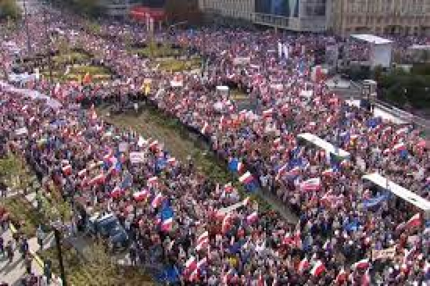 Oko milion ljudi na protestima u Varšavi (VIDEO)