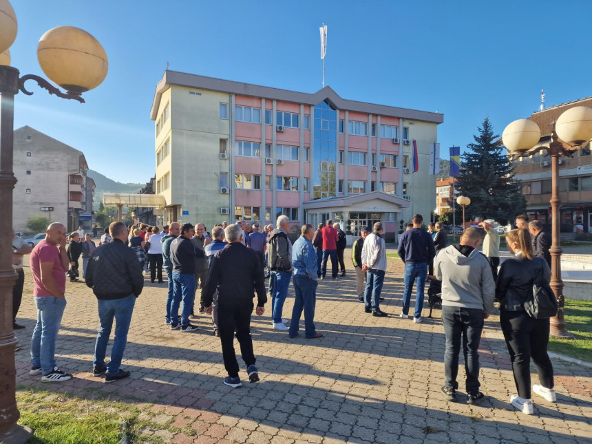 Мирни протест грађана испред општине Угљевик