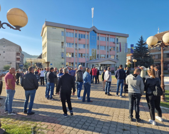 Mirni protest građana ispred opštine Ugljevik
