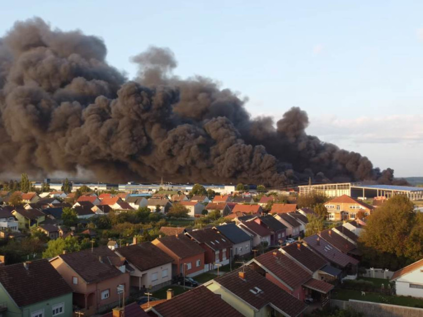 Osijek: Požar bukti, vatrogasac teško povrijeđen